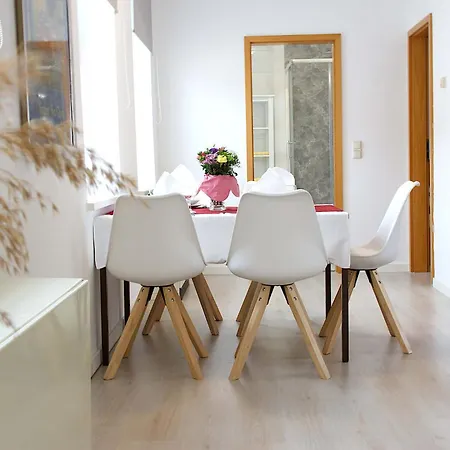 Loftartiges In Magdeburg, 2 Schlafzimmer, Kueche Und Bad - B *