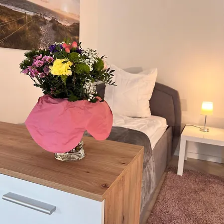 Loftartiges In Magdeburg, 2 Schlafzimmer, Kueche Und Bad - B *